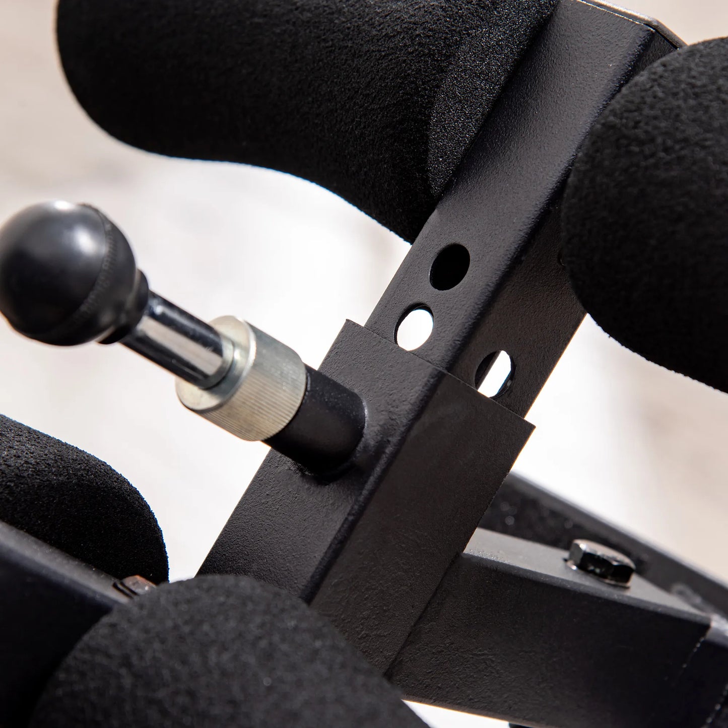 Sulduvas svyrio treniruoklis (inversions bank) su dviem ratukais, reguliuojama nugaros atrama. Metalo ir ABS plastiko, juoda+mėlyna. Išmatavimai: 132 x 71 x 145 cm