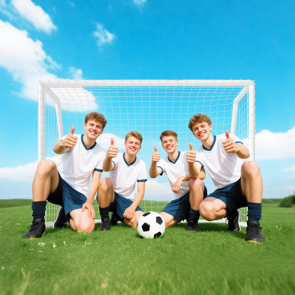Vaikinai prie baltų futbolo vartų pievoje
