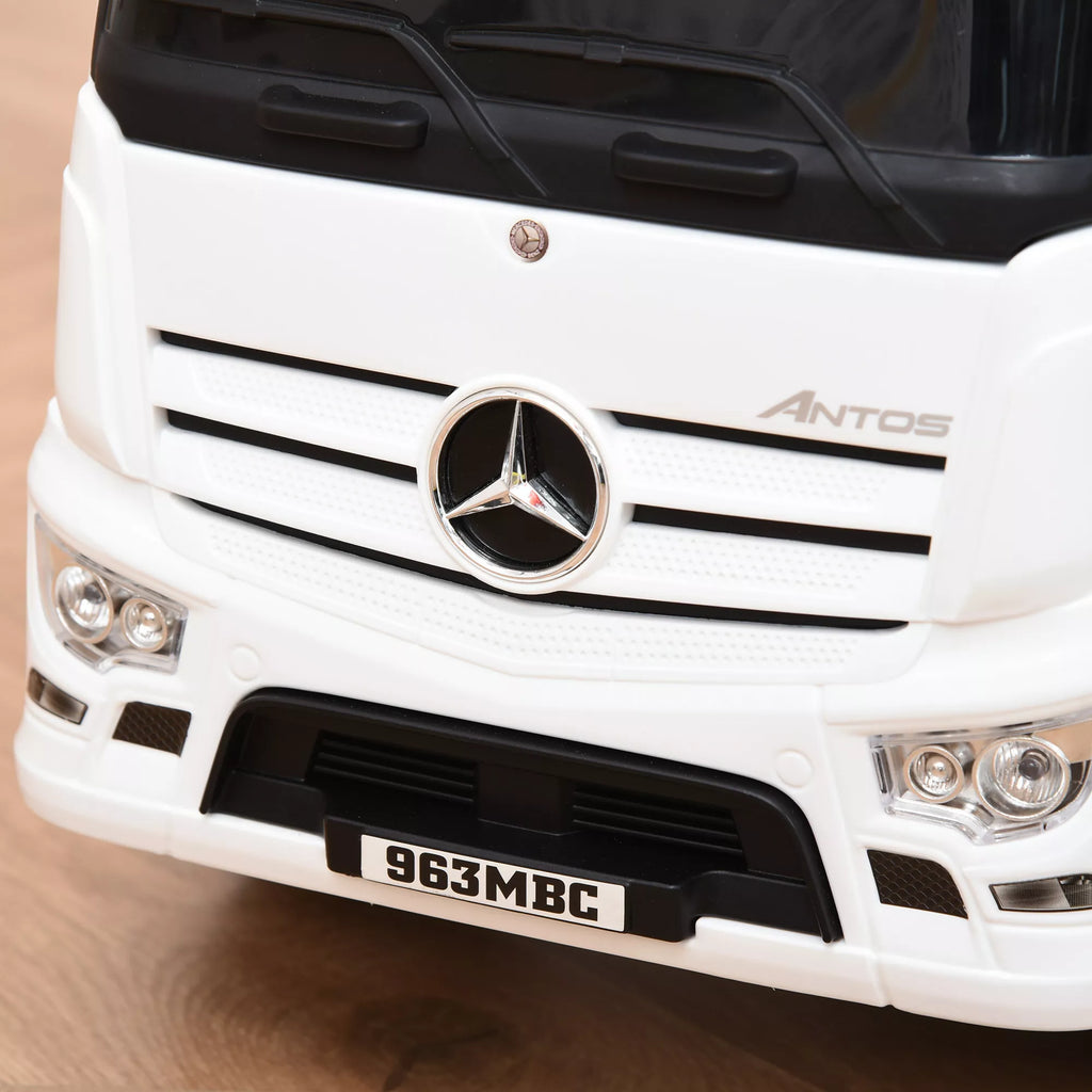 Artimas kadras: balto vaikišku sunkvežimio šonines duris su Antos ir Truck logotipais