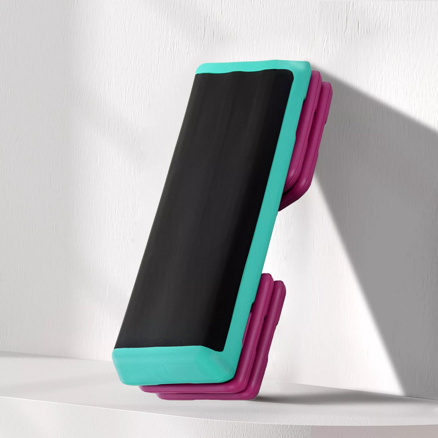 Aukščio reguliavimo fitneso stepperis, 3 pakopos (10/15/20 cm), neslystantis, skirtas namams, sporto salei, biurui. Plastikinis, juodos+žalios+violetinės spalvos