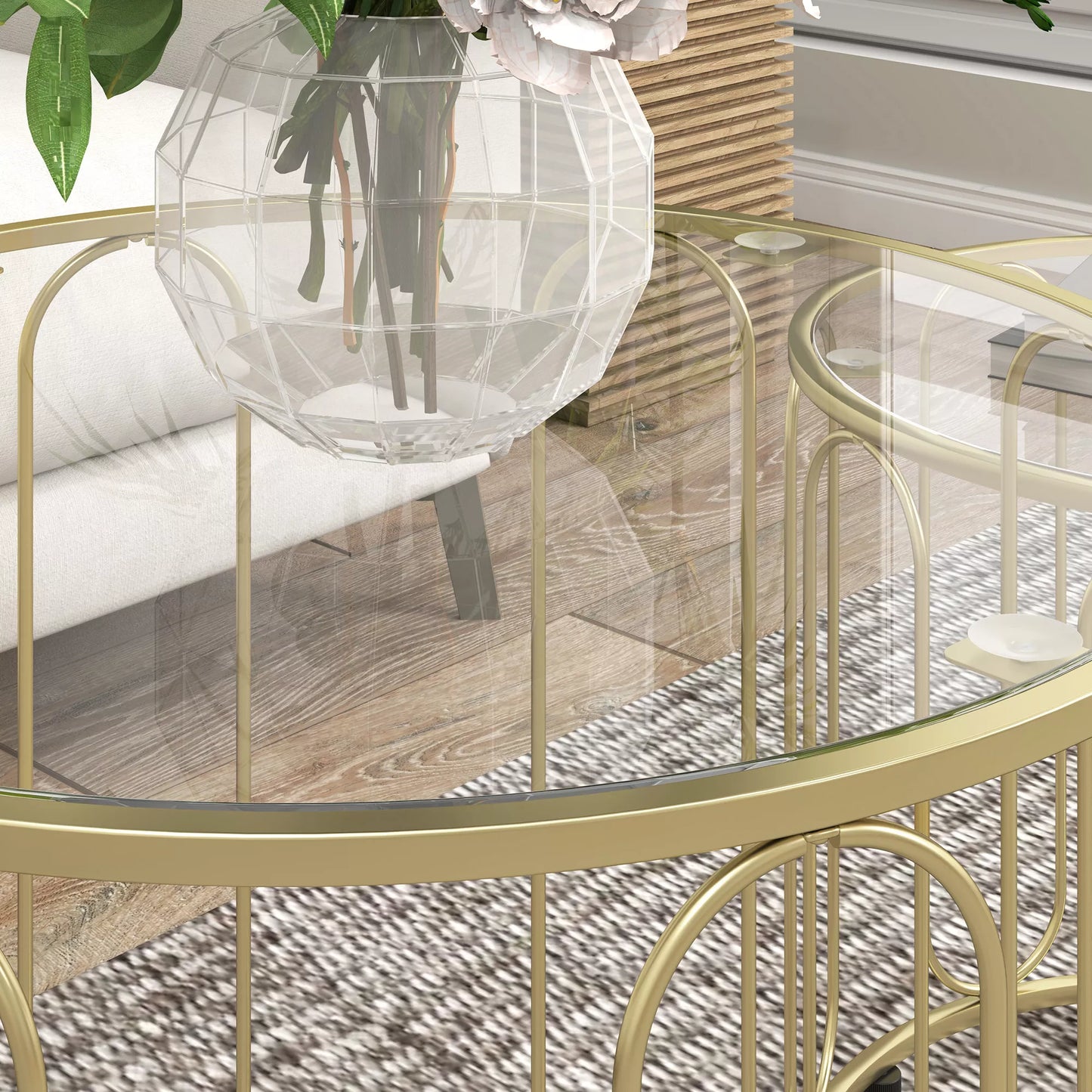 2 vnt. rinkinys, stikliniai stalai, vienas į kitą įstatomi, stikliniai stalviršiai, aukso spalvos metalinis rėmas