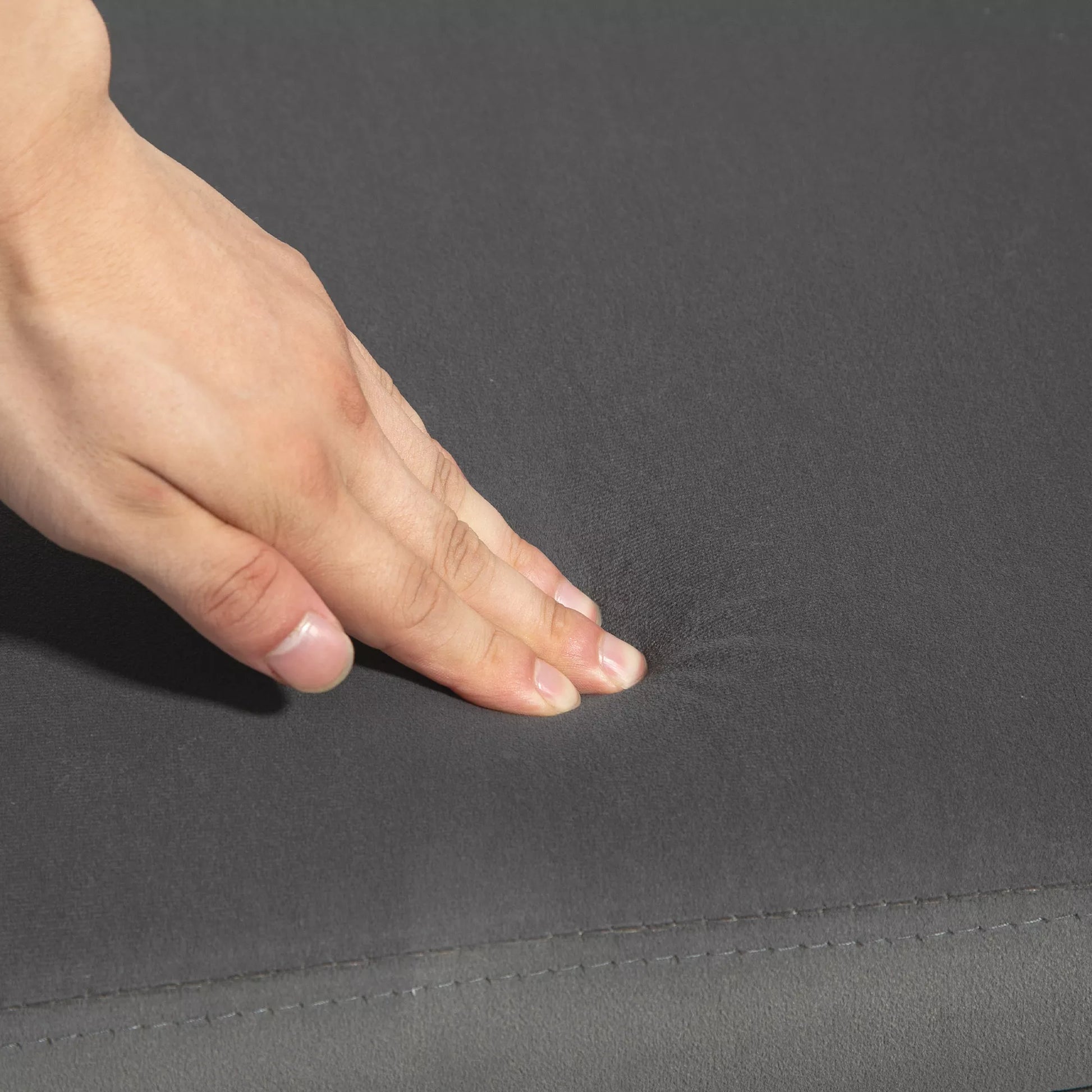 Balda su vieta daiktams, skrynios tipo su atlošais ir porankiais, 46 cm sėdimasis aukštis, švelnus kaip aksomas poliesteris, 111,5 x 41 x 65 cm, tamsiai pilka