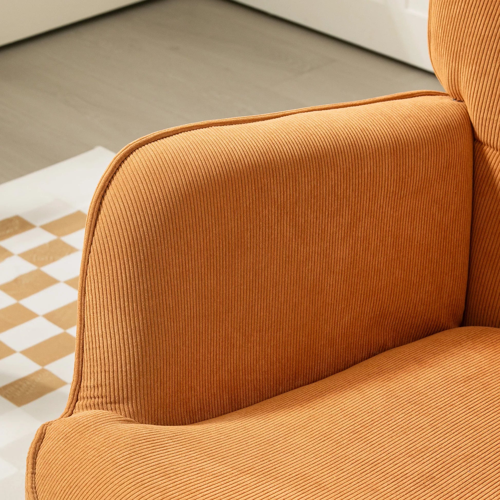 Akcentinis fotelis su taburete, poilsio fotelis su velveto apmušalu, fotelis su medinėmis kojomis, skirtas svetainei, rudos spalvos