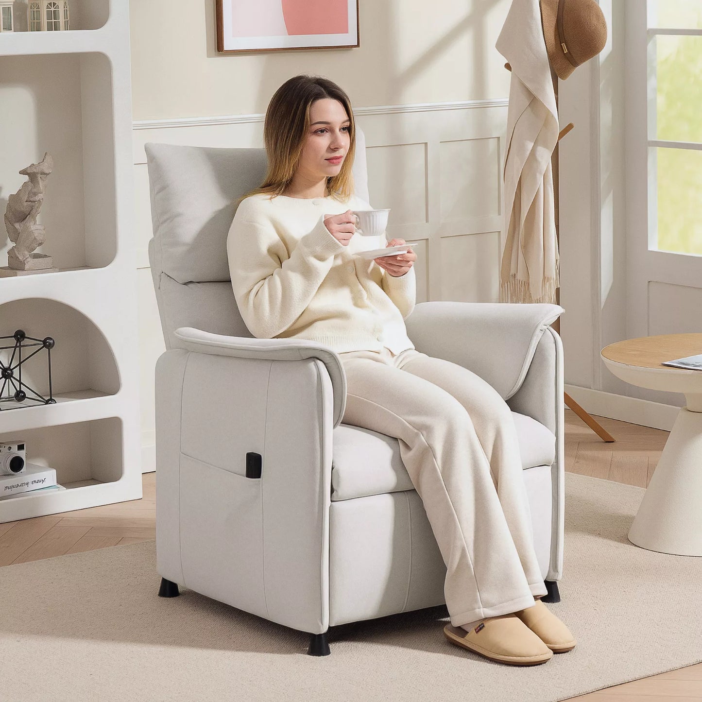 Relaksinė kėdė su tyliu varikliu, minkštasuolis su tvirtu audinio užvalkalu, atminties funkcija, reguliuojama kojų atrama, kreminės baltos spalvos