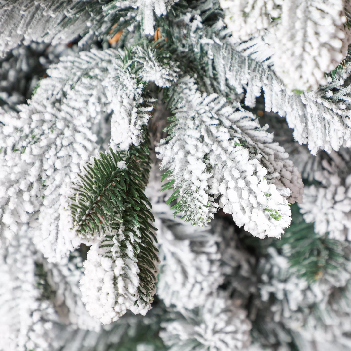 Dirbtinė Kalėdų eglutė su dirbtiniu sniegu ir kankorėžiais, 183 cm, žalia, realistinė, atspari ugniai, metalinis pagrindas