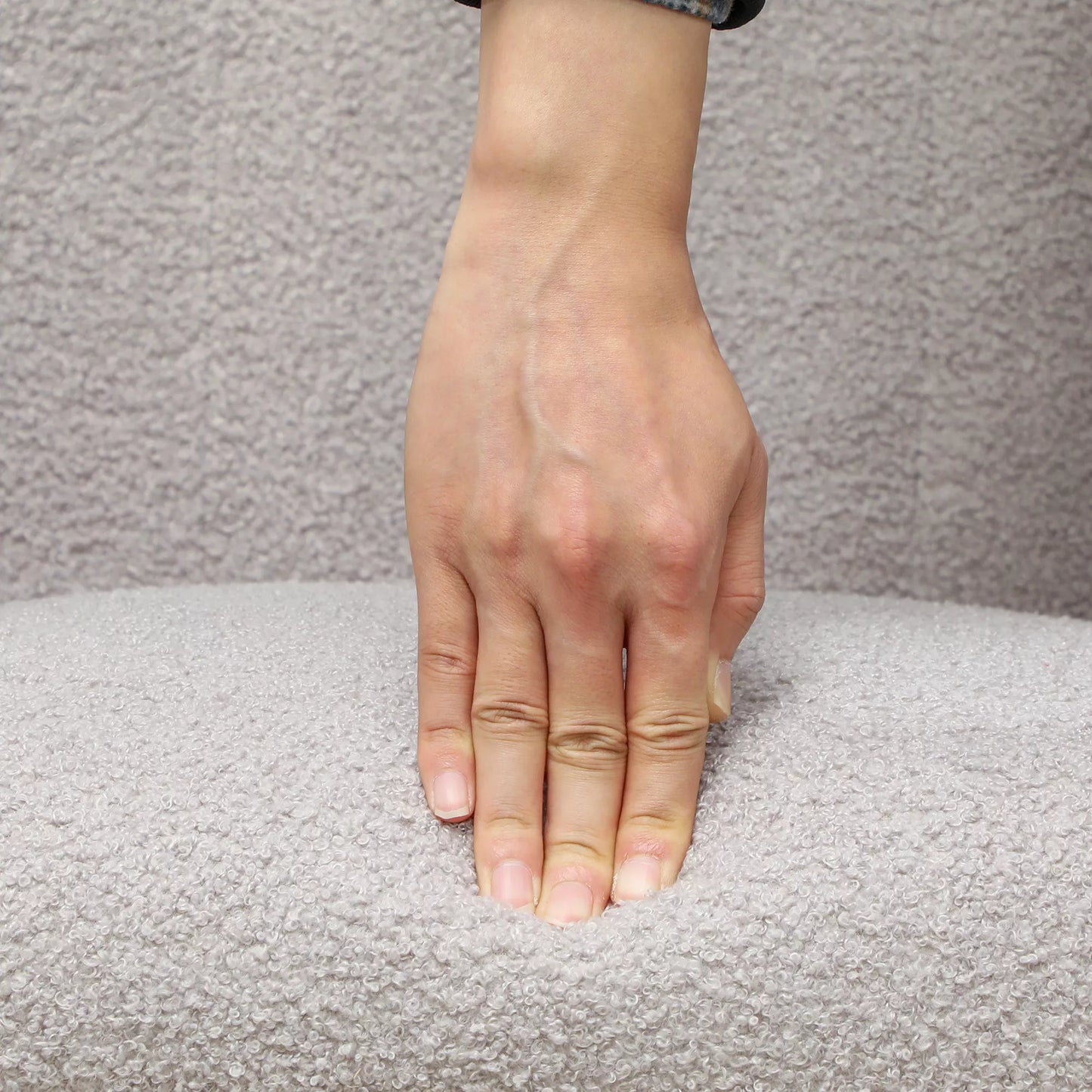 Supama kėdė, jaukus apmušalas, storas paminkštinimas, neslystanti, šviesiai pilka