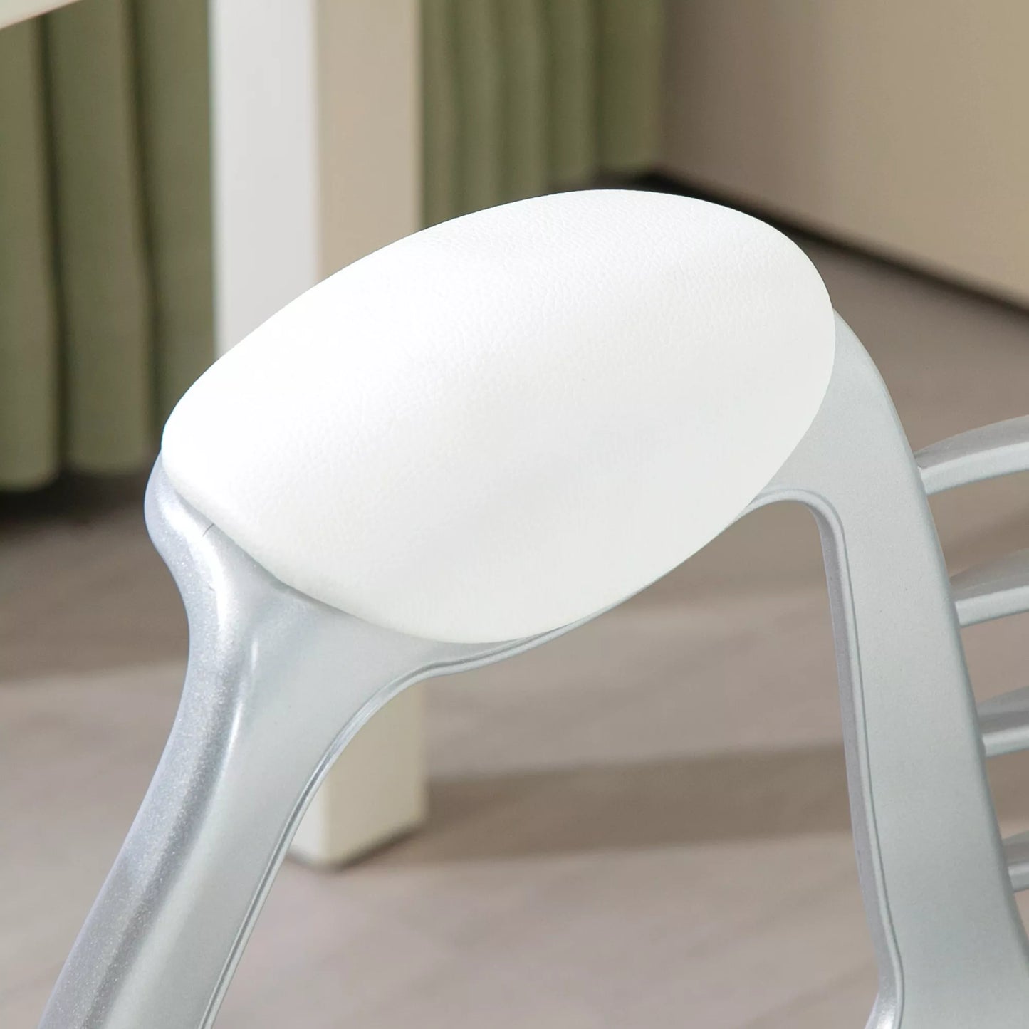 Ergonomiška biuro kėdė su porankiais, paminkštinta atlošo atrama, balta