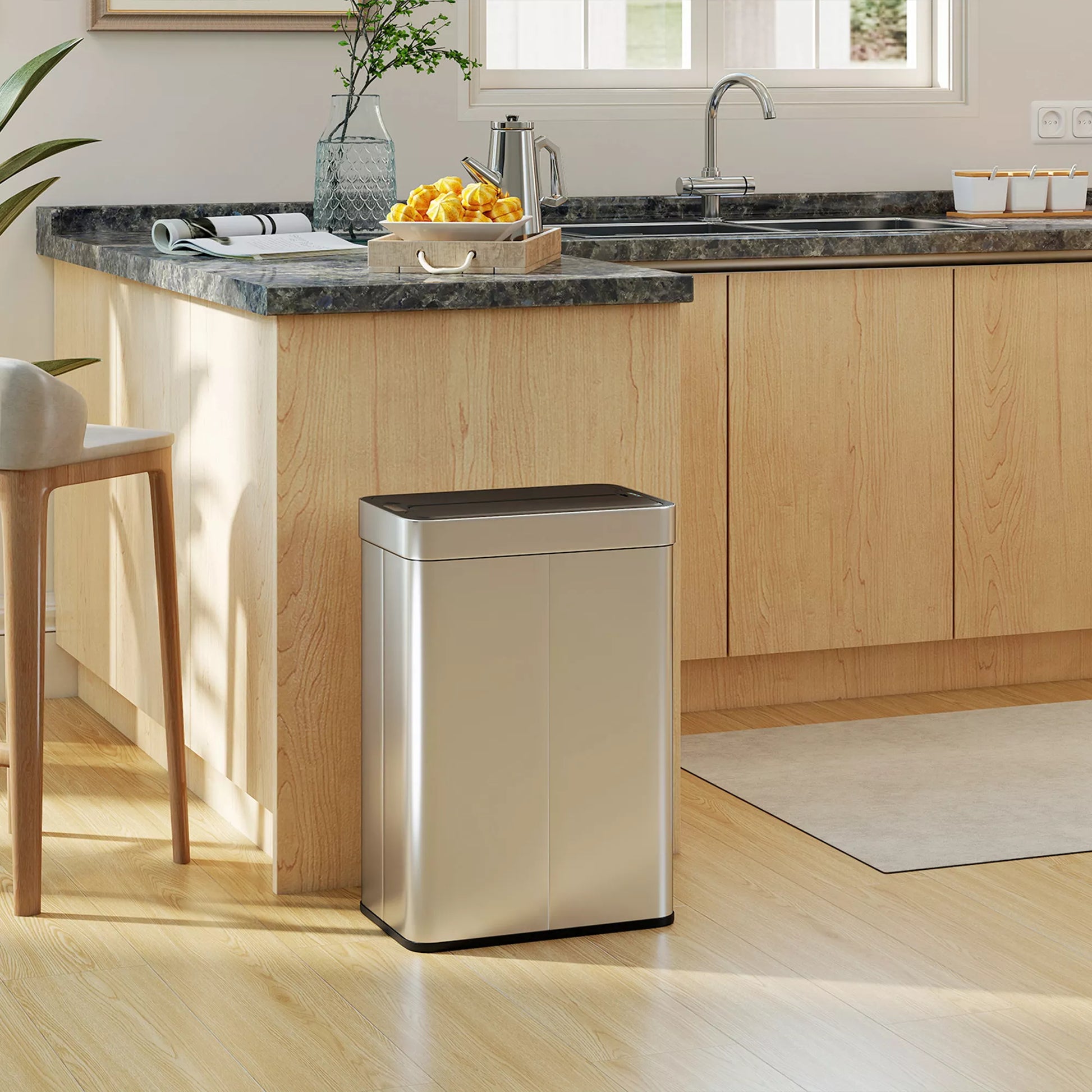 Jutiklinis šiukšlių konteineris, 55 l talpos, su drugelio formos dangčiu, atsidaro automatiškai, nerūdijančio plieno, sidabrinės spalvos