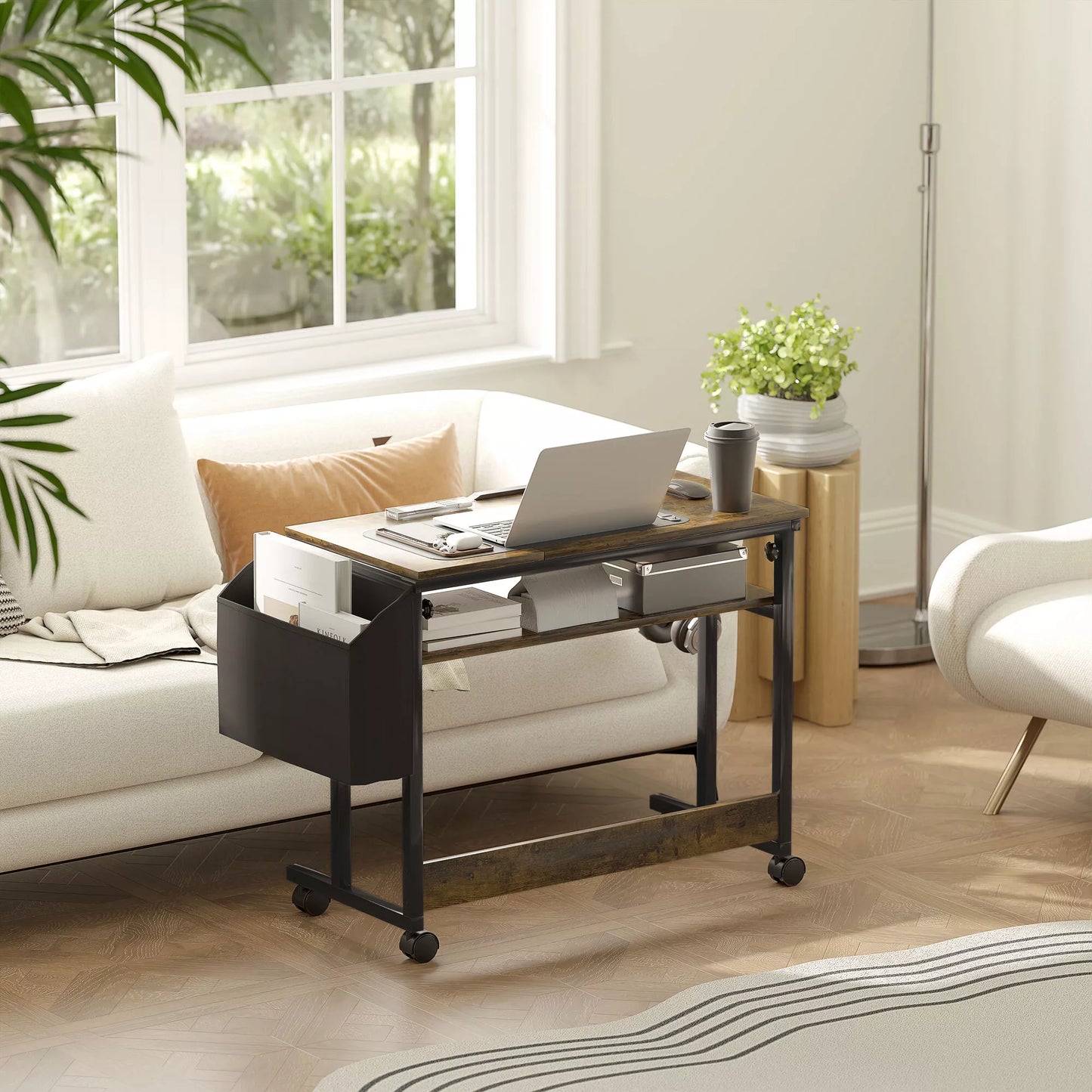 Reguliuojamo aukščio stovimas rašomasis stalas su pakreipiama stalviršiu, ratukais, laikymo lentyna, skirtas rašyti, skaityti, piešti, rudas