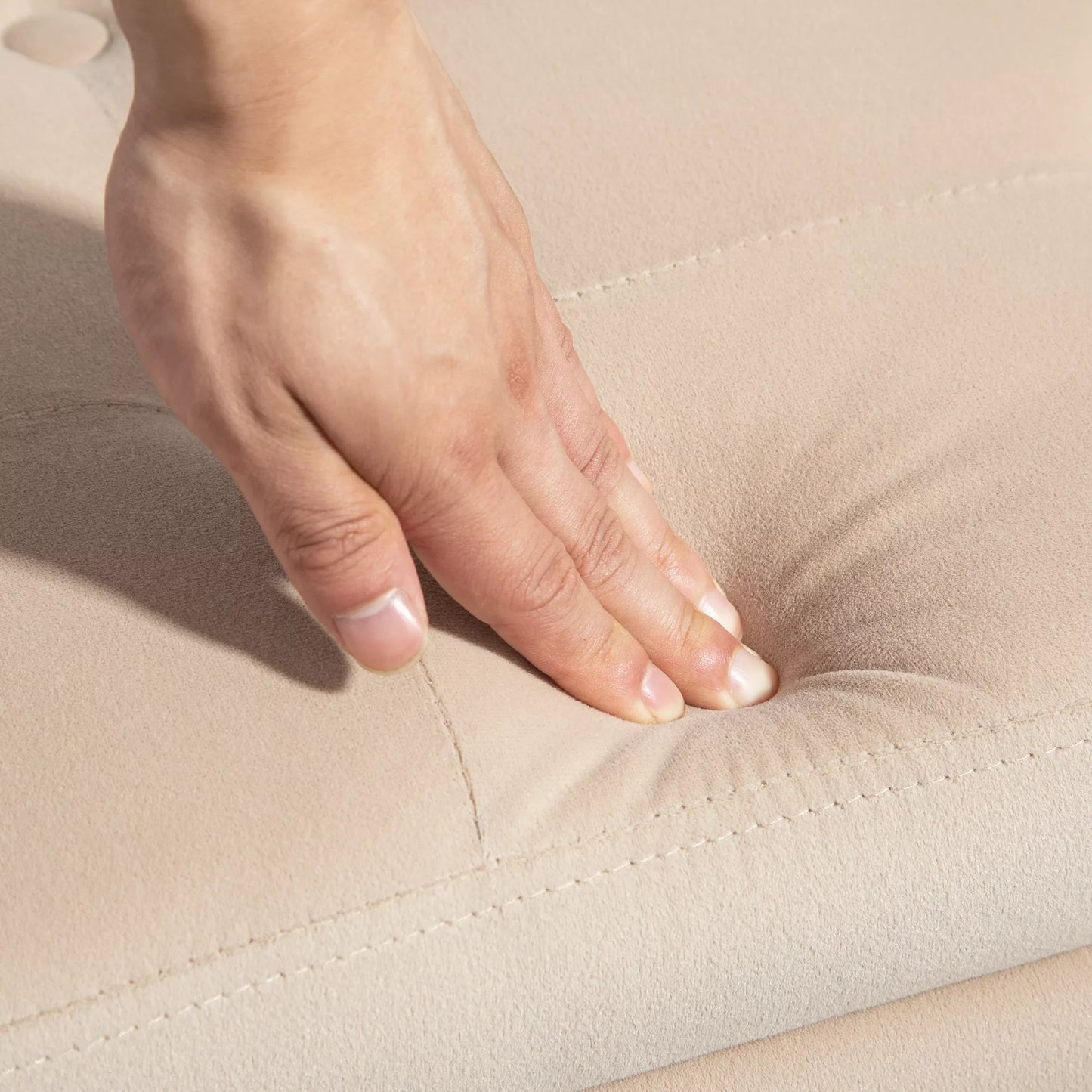 Minkštas suoliukas su daiktadėže, porankiais, samišku poliesteriu, kaučiukmedžio mediena, 107 x 42 x 65 cm, smėlio spalvos