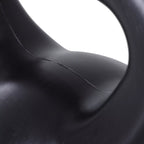 Artimas plano vaizdas į kettlebell rankenos vidų ir medžiagos sandūrą