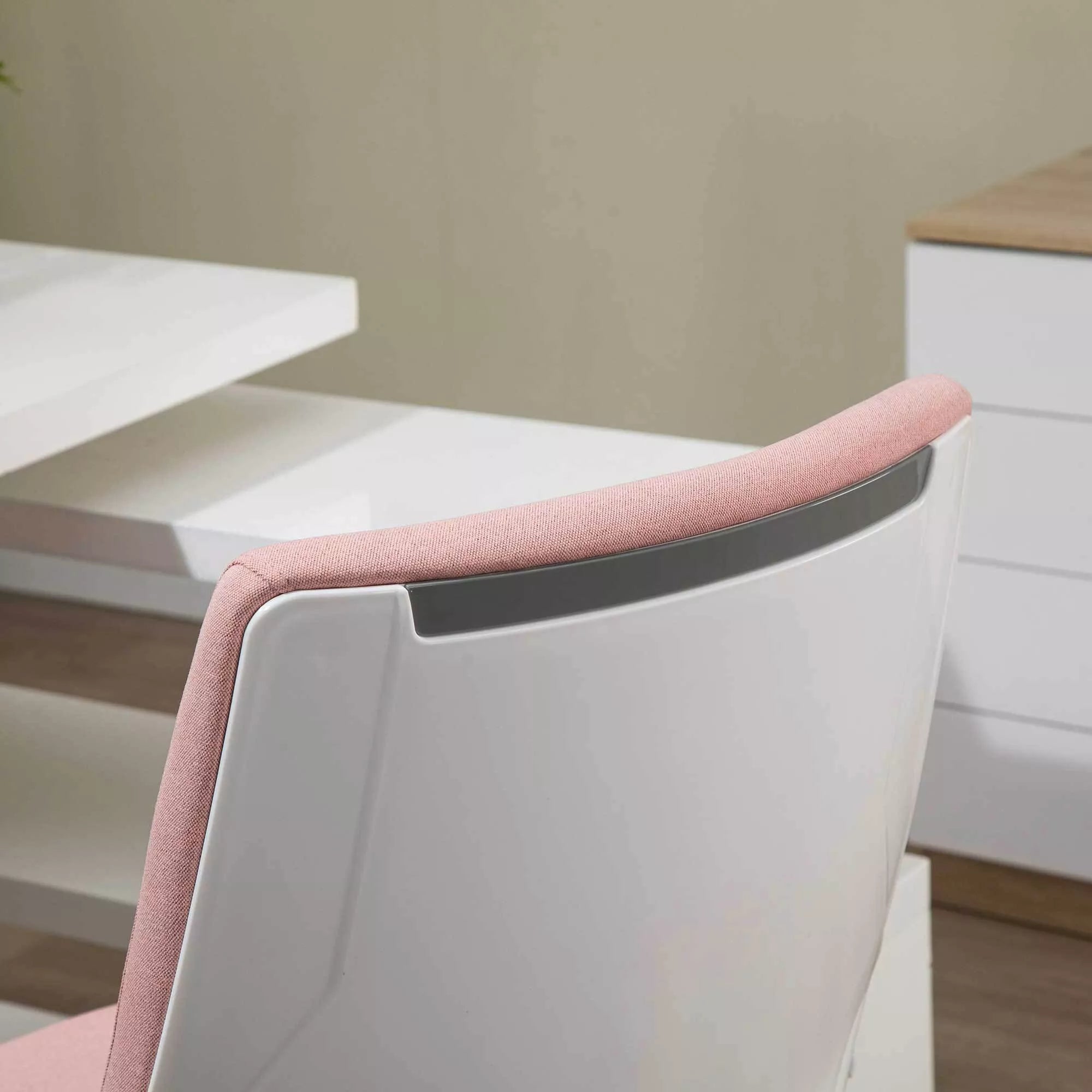 Biuro kėdė, darbo kėdė, namų biuro kėdė su supimo funkcija, reguliuojamo aukščio atlošas, storai paminkštinta, ergonomiška, 360° besisukantys ratukai, poliesteris, nailonas, PP, rožinė+balta, 62x69x92-100 cm