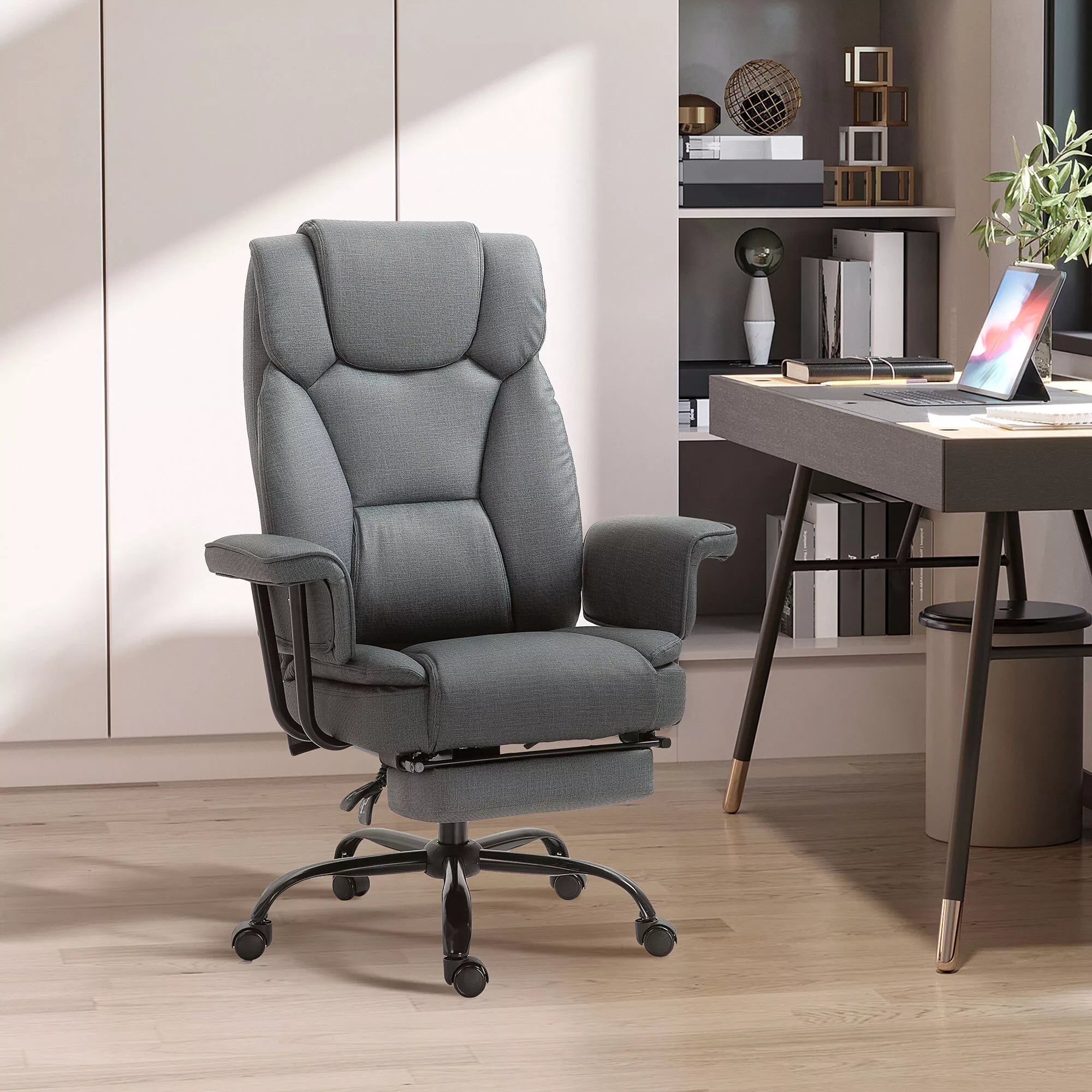 Biuro kėdė Ergonomiška vadovo kėdė 360° pasukama Kompiuterio kėdė su reguliuojamu aukščiu, galvos atrama ir paminkštintomis porankėmis su kojų atrama Dirbtinė oda 68 x 80 x 120–126 cm