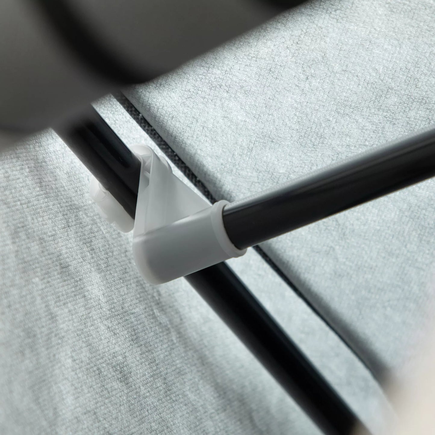 Audinio spinta, laikymo sprendimas, 8 lentynos, 2 drabužių pakabos, pilka