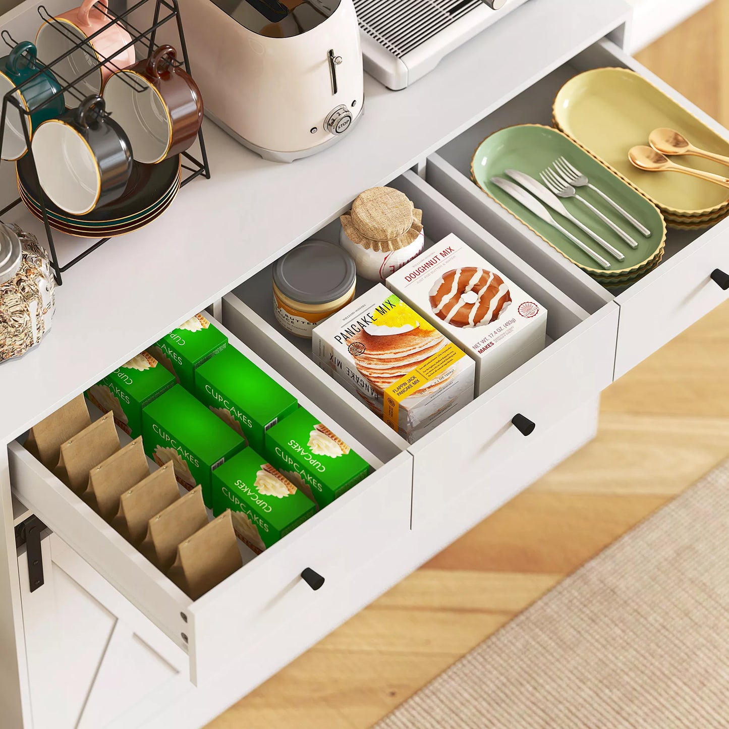 Virtuvės spintelė su lentynomis, skyriais, stalčiais ir laikymo paviršiumi, sodybos stiliaus, reguliuojamomis lentynomis, medinė, balta