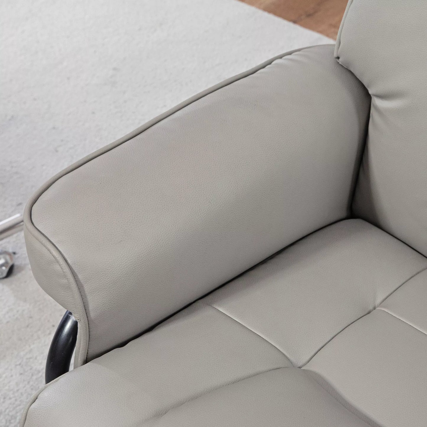 Atpalaiduojantis fotelis su taburete, pasukamas ir pakreipiamas, dirbtinės odos apmušalas, iki 150 kg, medinis rėmas, pilkos spalvos