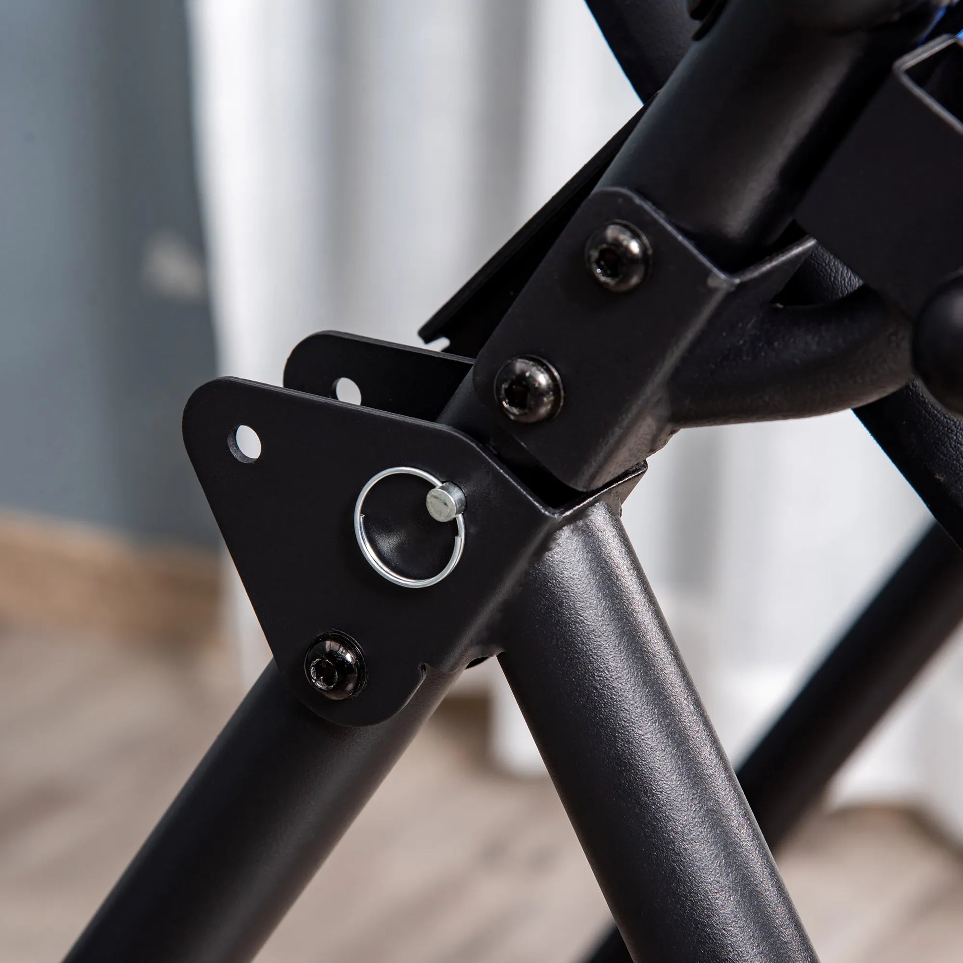 Sulduvas svyrio treniruoklis (inversions bank) su dviem ratukais, reguliuojama nugaros atrama. Metalo ir ABS plastiko, juoda+mėlyna. Išmatavimai: 132 x 71 x 145 cm