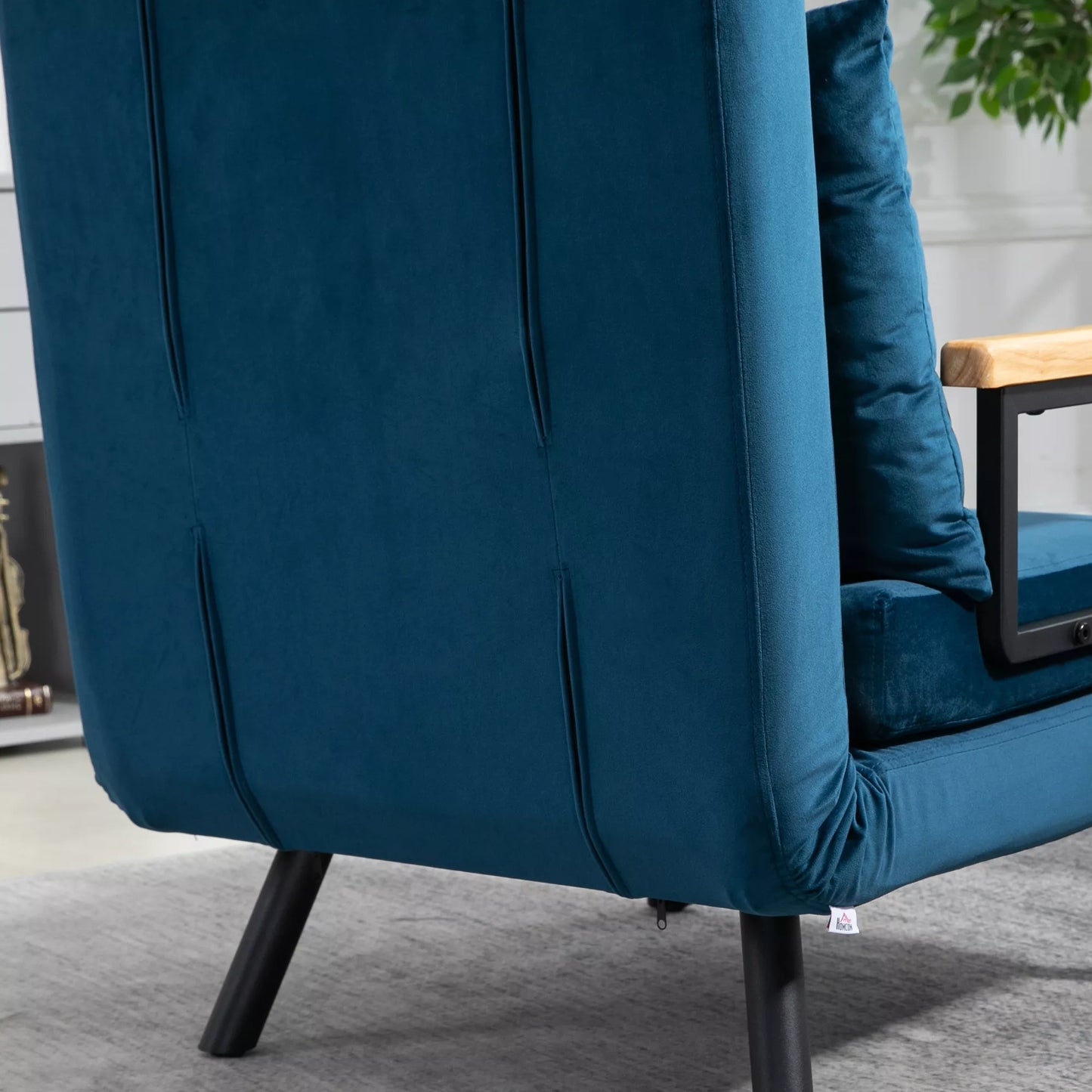 Relaksacinis krėslas skandinaviško dizaino, atlošiamas krėslas, skaitymo krėslas. Su pagalvėle su sagučių dygsniavimu, juoda + natūrali spalva.