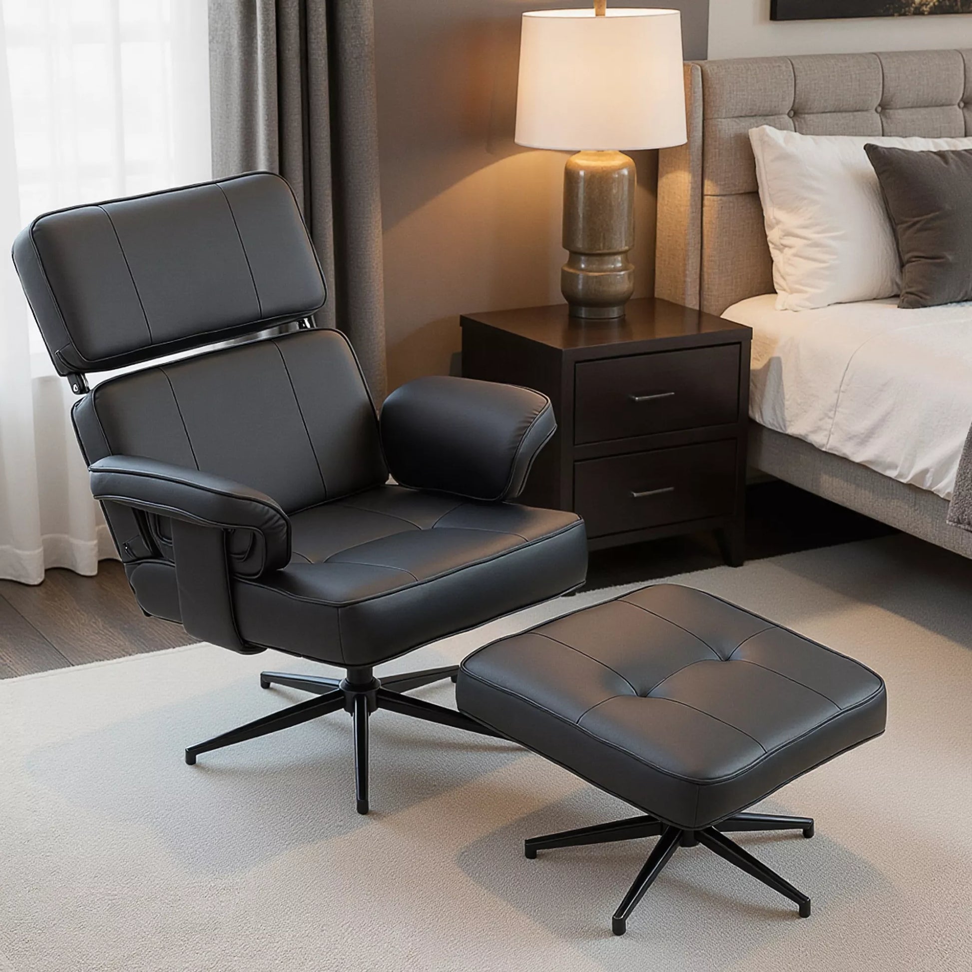 Reguliuojamas atlošiamas krėslas su pufu, dirbtinės odos apmušalas, aukščio reguliuojama galvos atrama, metalinis pagrindas, juodos spalvos