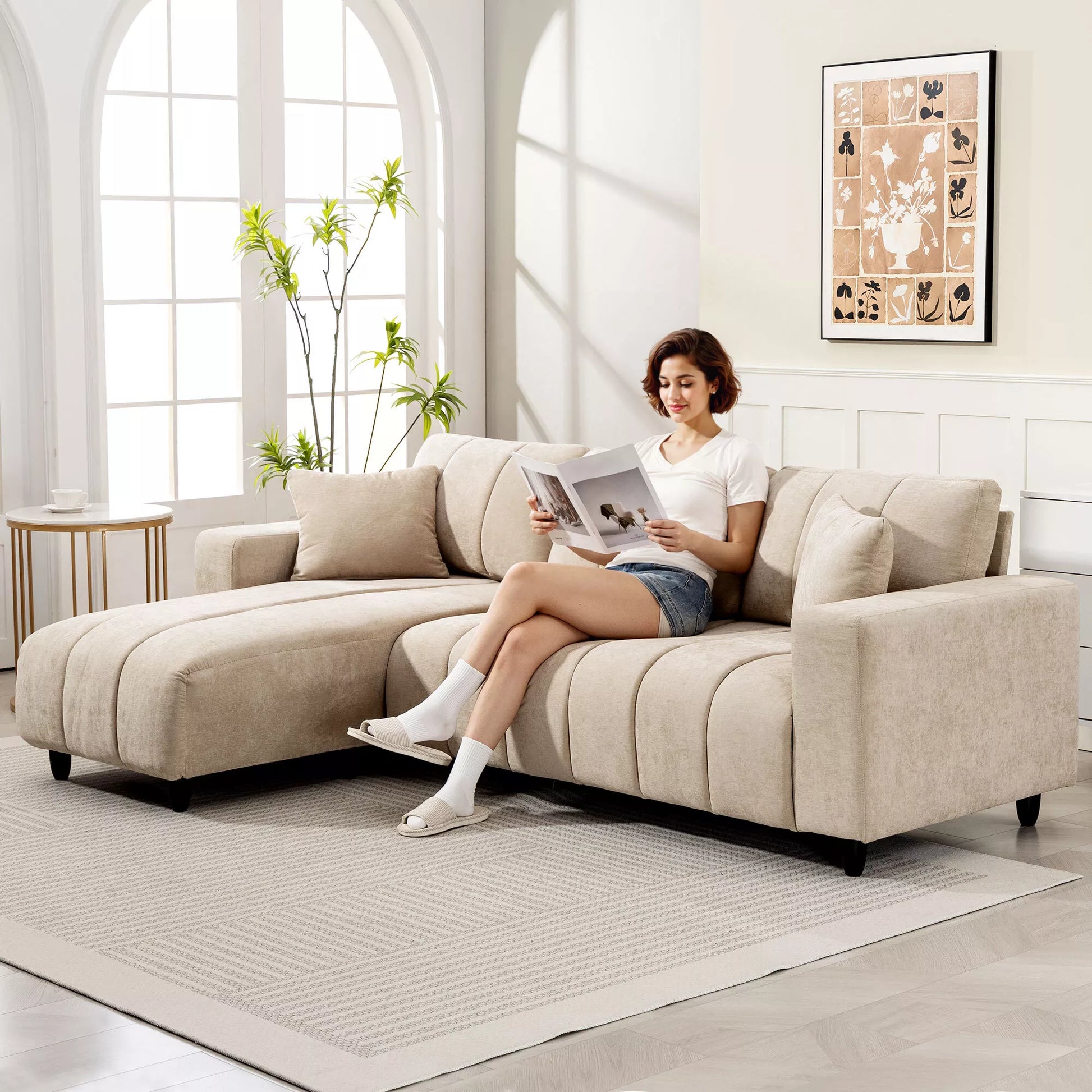 L formos kampinė sofa su lanksčia pusilge atkalte, 3 vietų sofa su 2 pagalvėlėmis, metalinis rėmas, skirta svetainei, smėlio spalvos