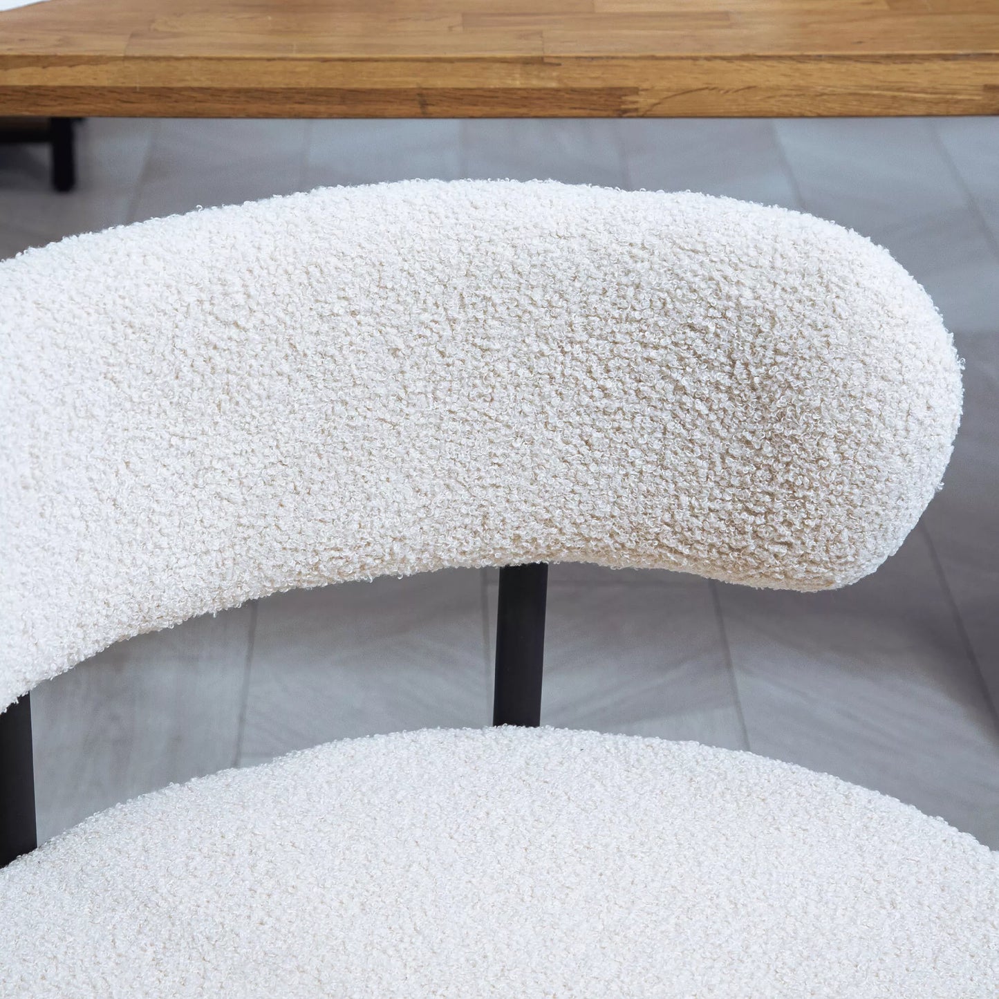 2 vnt. valgomojo kėdžių rinkinys, vilnos apmušalas, kėdės su paminkštinta sėdyne, metalinės kojos, kreminės baltos spalvos