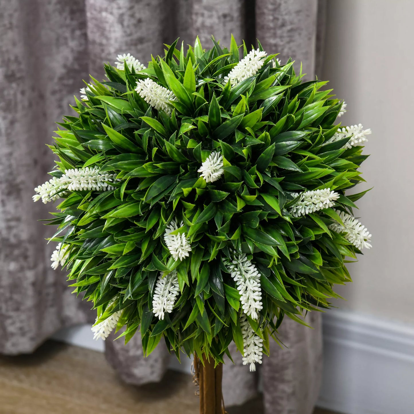 2 vnt. dirbtinių levandų medelių rinkinys, 60 cm aukščio, su vazonu ir dirbtinėmis samanomis, baltos spalvos