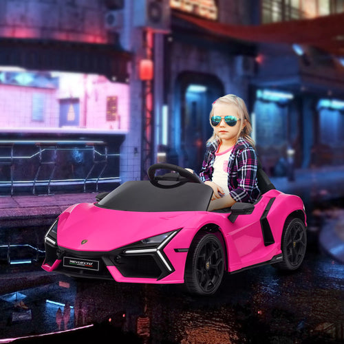 Mergaitė važiuoja rožiniu elektriniu Lamborghini automobiliu