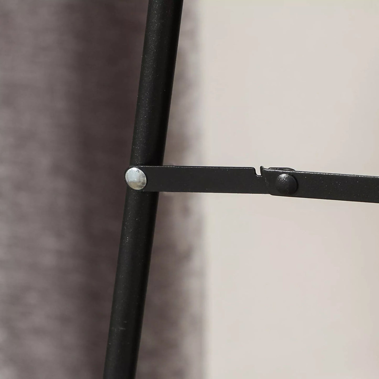 Viso kūno veidrodis, banguotos formos, 160 x 50 cm, laisvai pastatomas, aksominio stiliaus rėmo apdaila, tinka miegamajam, svetainei, baltas