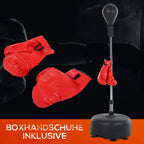 Dvi raudonos bokso pirštinės pakabintos šalia tamsaus bokso stovo.