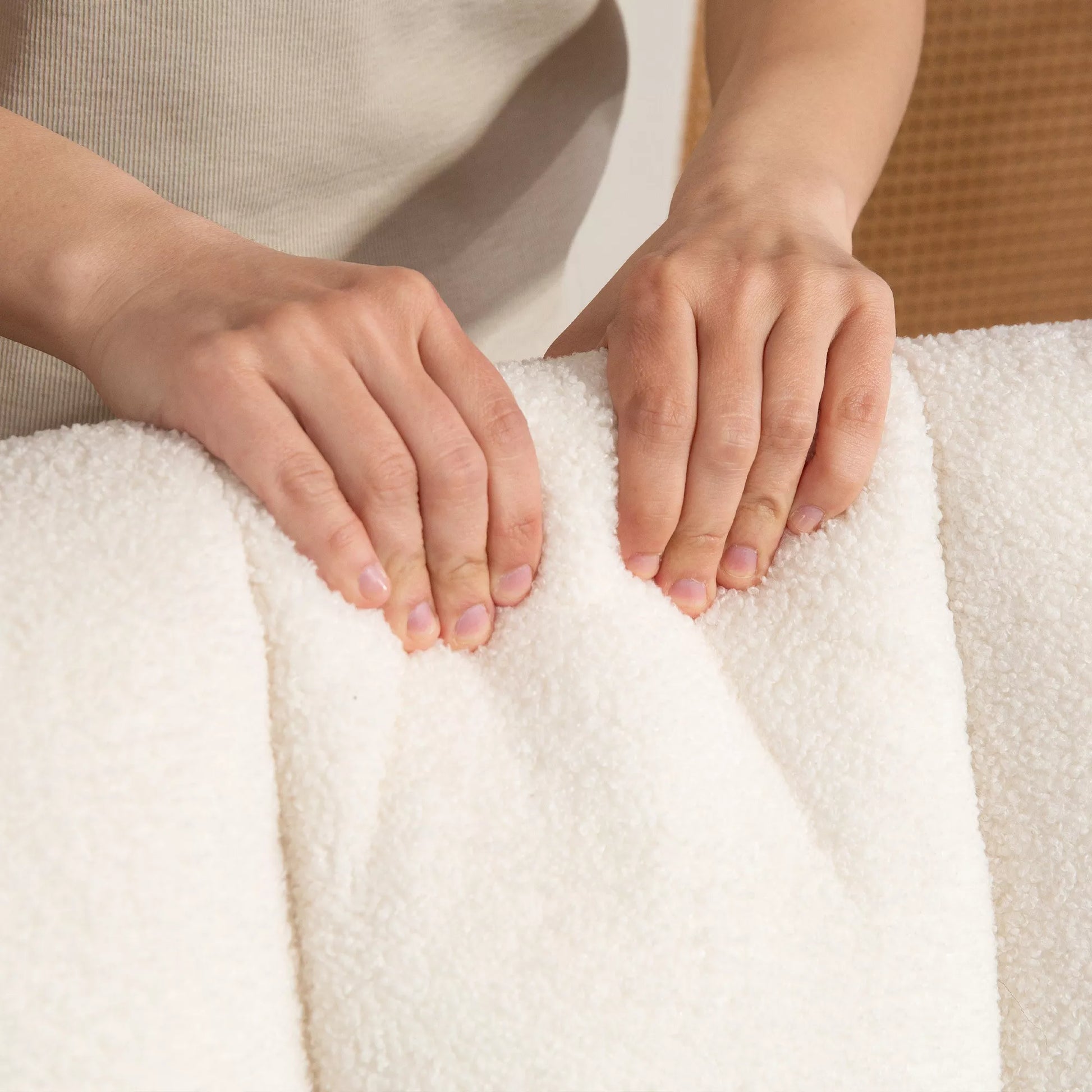 Sūpynės kėdė su pėdų atrama, vilnonis apmušalas, aukšta atlošimo dalis, medinės kojos, pėdų pagalvėlės, balta spalva