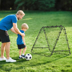 Tėvas moko vaiką žaisti prie futbolo tinklo