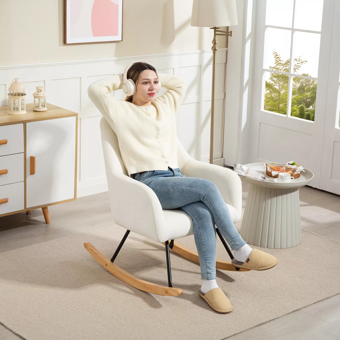 Supamasis krėslas, minkštas aksominės išvaizdos apmušalas, paminkštinimas, platus atlošas, kreminės baltos spalvos