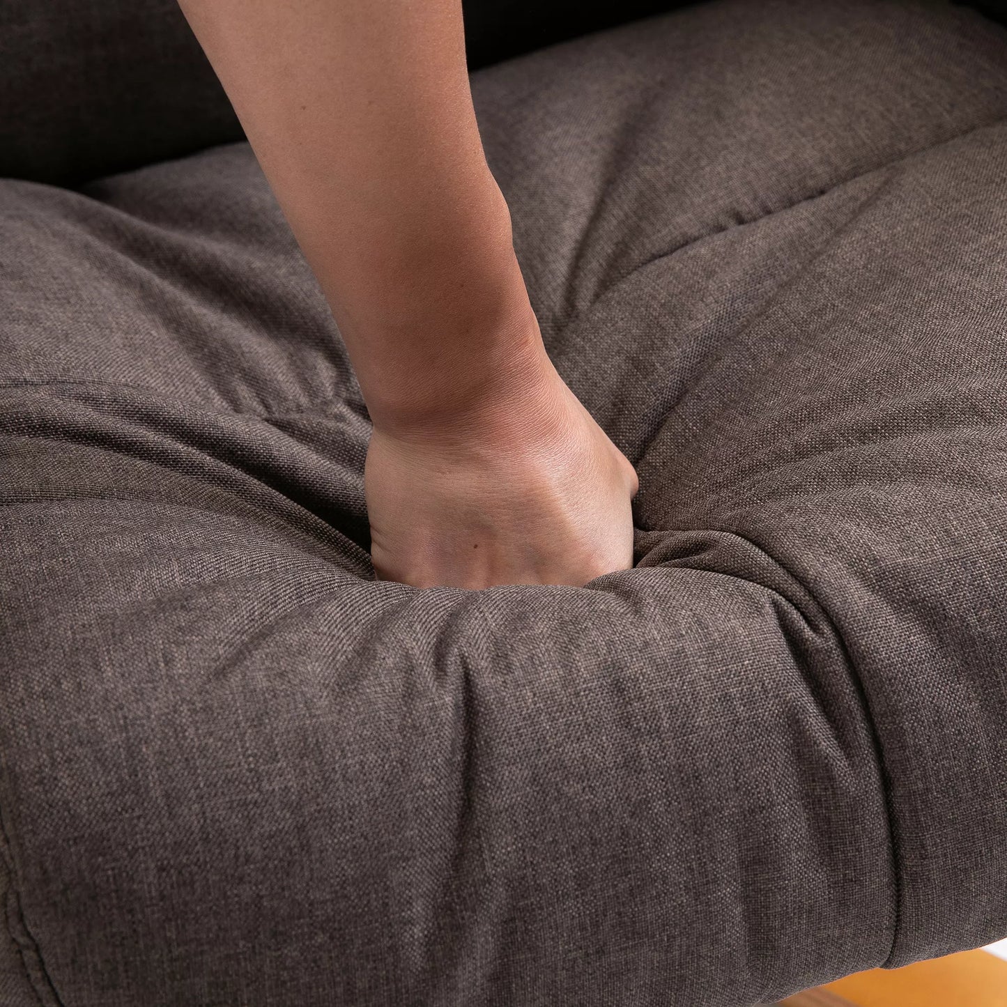 Elektrinis relaksinis masažinis krėslas su pakoja, laikymo erdve, gulėjimo funkcija, besisukantis TV krėslas su šonine kišene, nuotolinio valdymo pultelis, medinis rėmas, poliesteris, rudas