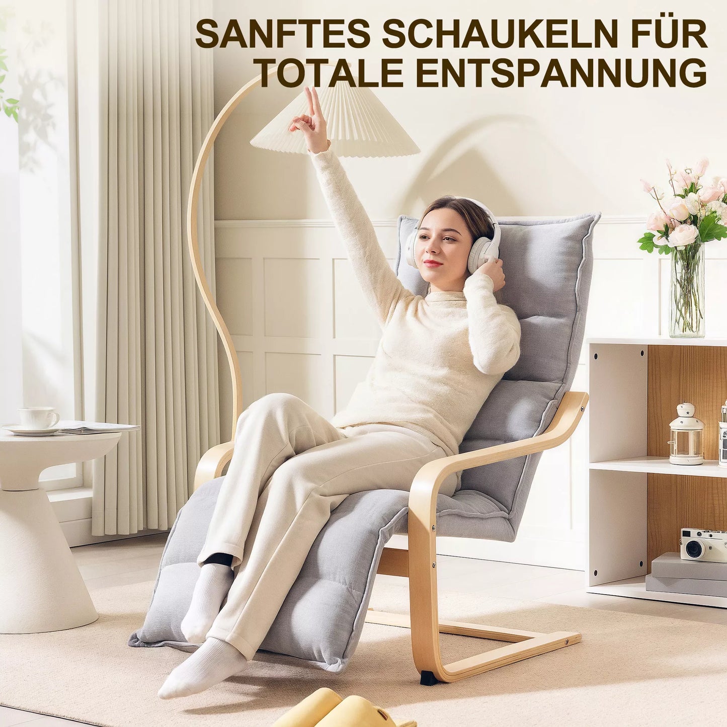 Svetainės fotelis iš beržo medienos, minkštas fotelis su reguliuojama kojų atrama, modernus krėslas su porankiais, šviesiai pilkas