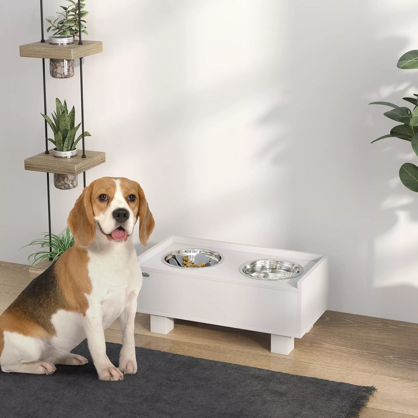 Paaukštinta šunų šėrimo stotelė su nuimama sulėtinto maitinimo kilimėliu, 2 aliuminio dubenėliais, laikymo vieta, balta