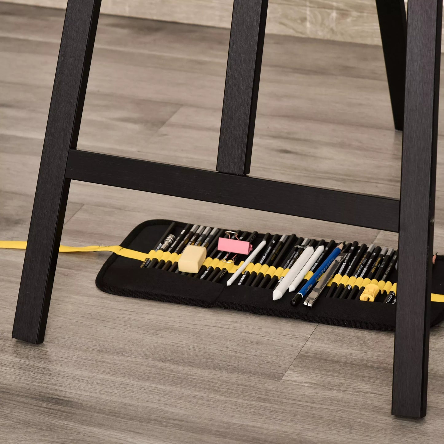 Medinis stovas 134,5 cm aukščio, skirtas drobėms iki 108 cm, studijinis/lauko stovas tapybai, eskizams, vestuvėms, parodoms, juodos spalvos