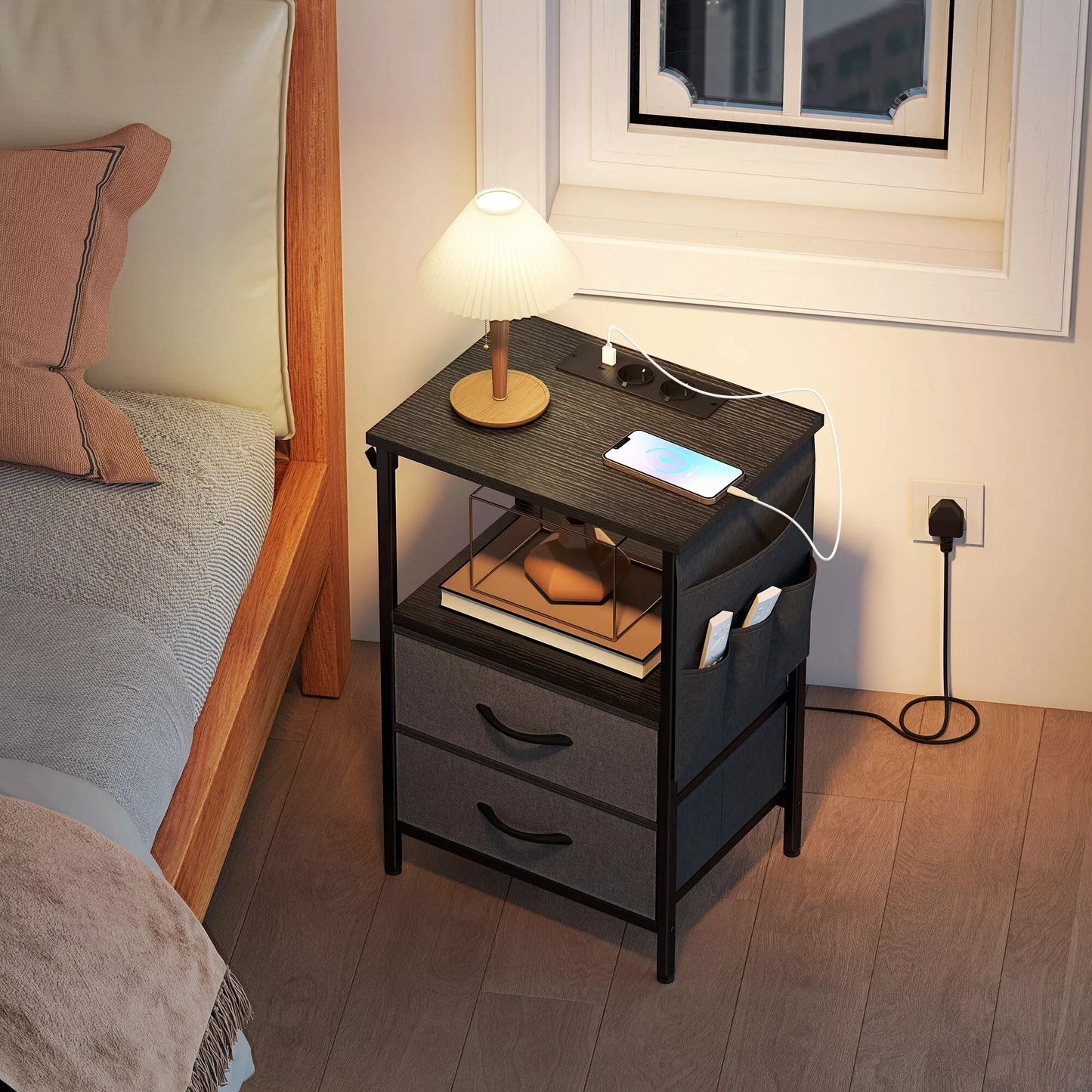 Staliukas su įkrovimo stotele, plieninis rėmas, USB-C jungtys, stalčiai, kabliai, 40 cm x 30 cm x 60 cm, juodas