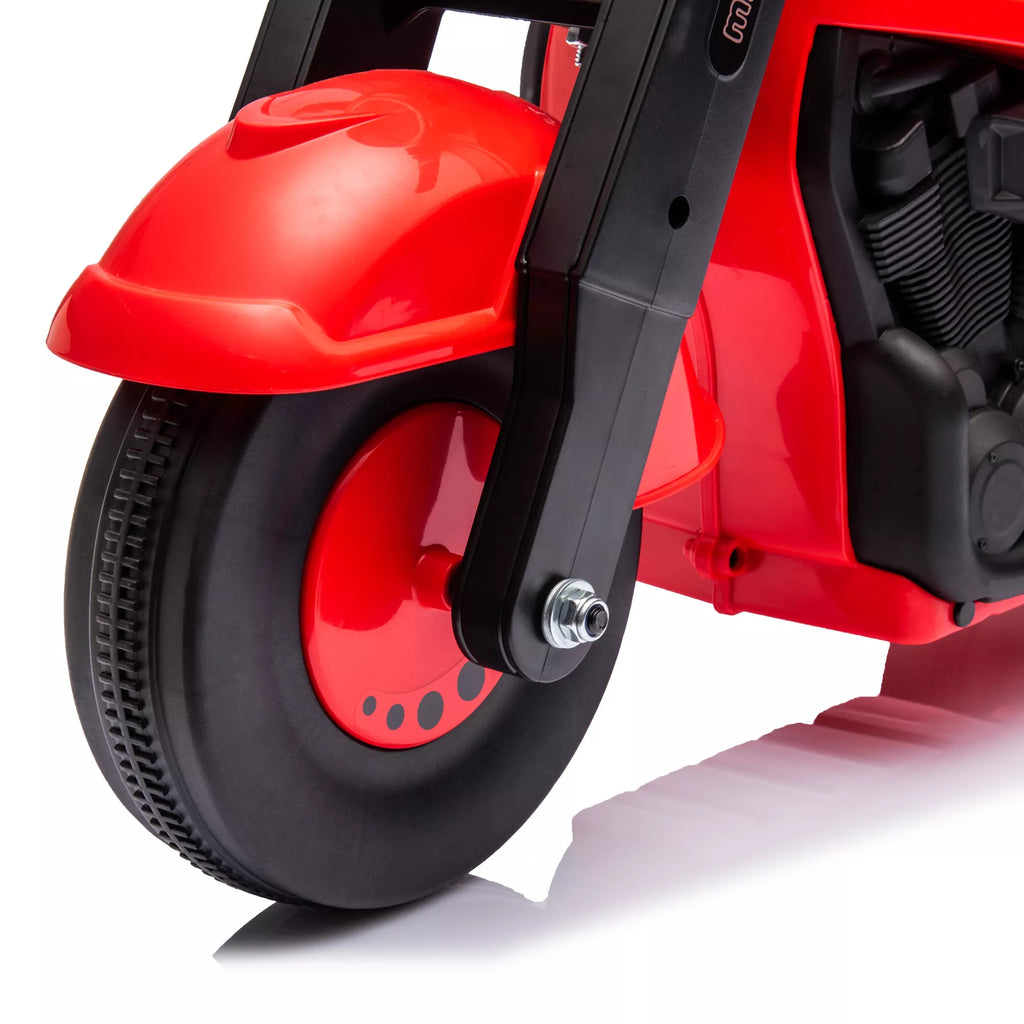 Raudono triratyi motociklo galiniai ratai ir sėdynės detalė stambiu planu iš šono