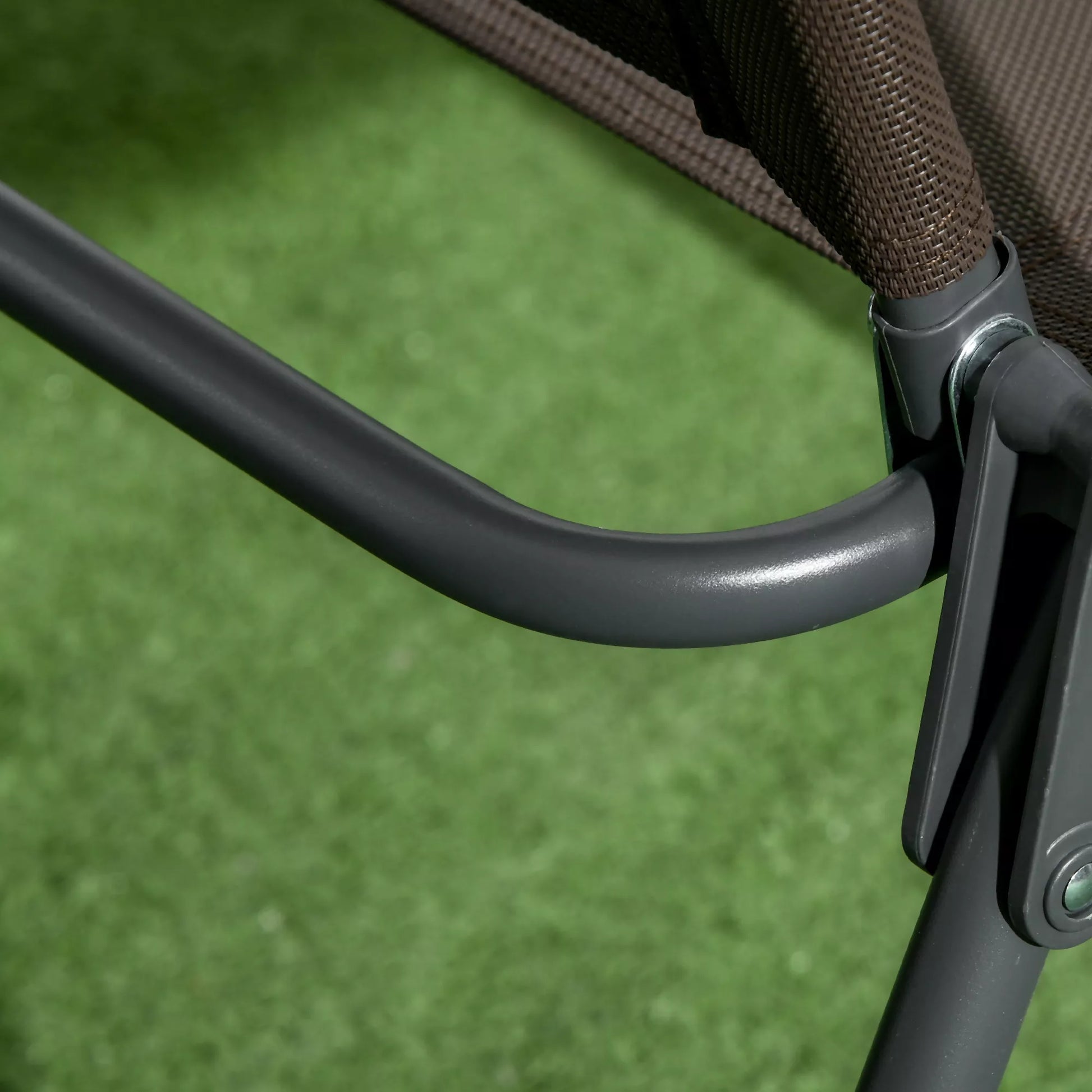 3 dalių metalinis bistro rinkinys Atsparus oro sąlygoms sodo baldų rinkinys su sulankstomu stikliniu stalu ir rudomis sodo kėdėmis