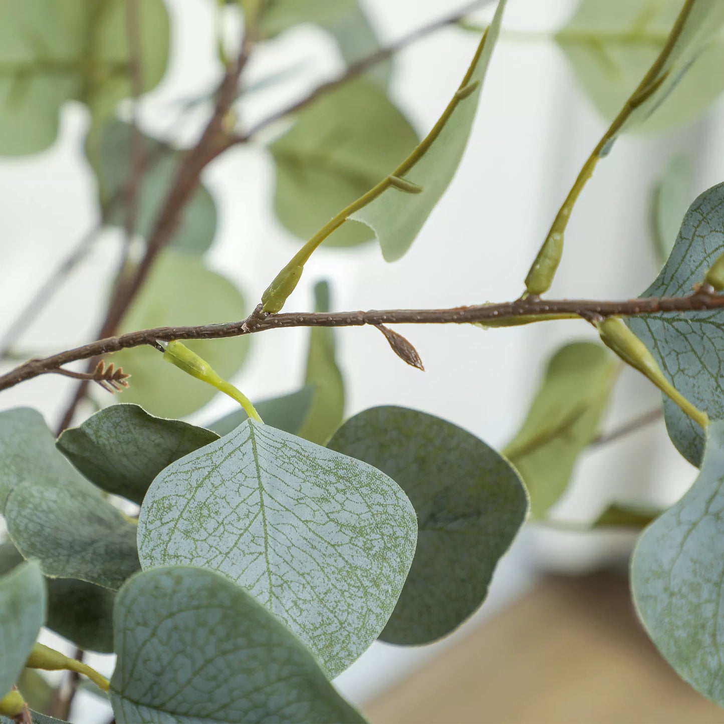 Dirbtinis augalas, tikroviškas dirbtinis medis, cementiniame vazone, nereikalaujantis priežiūros, žalias