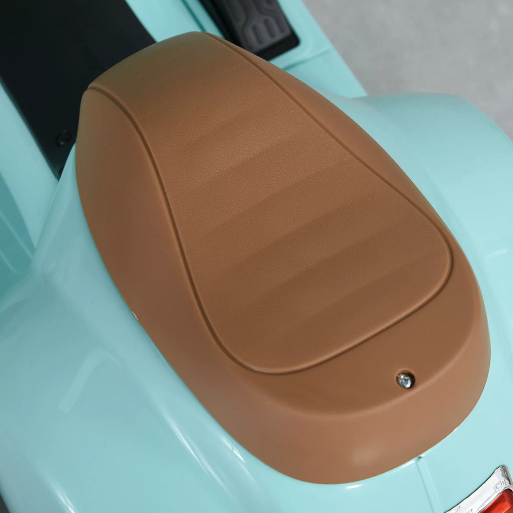 Rudos elektromotociklo sėdynės paviršiaus tekstūra iš arti