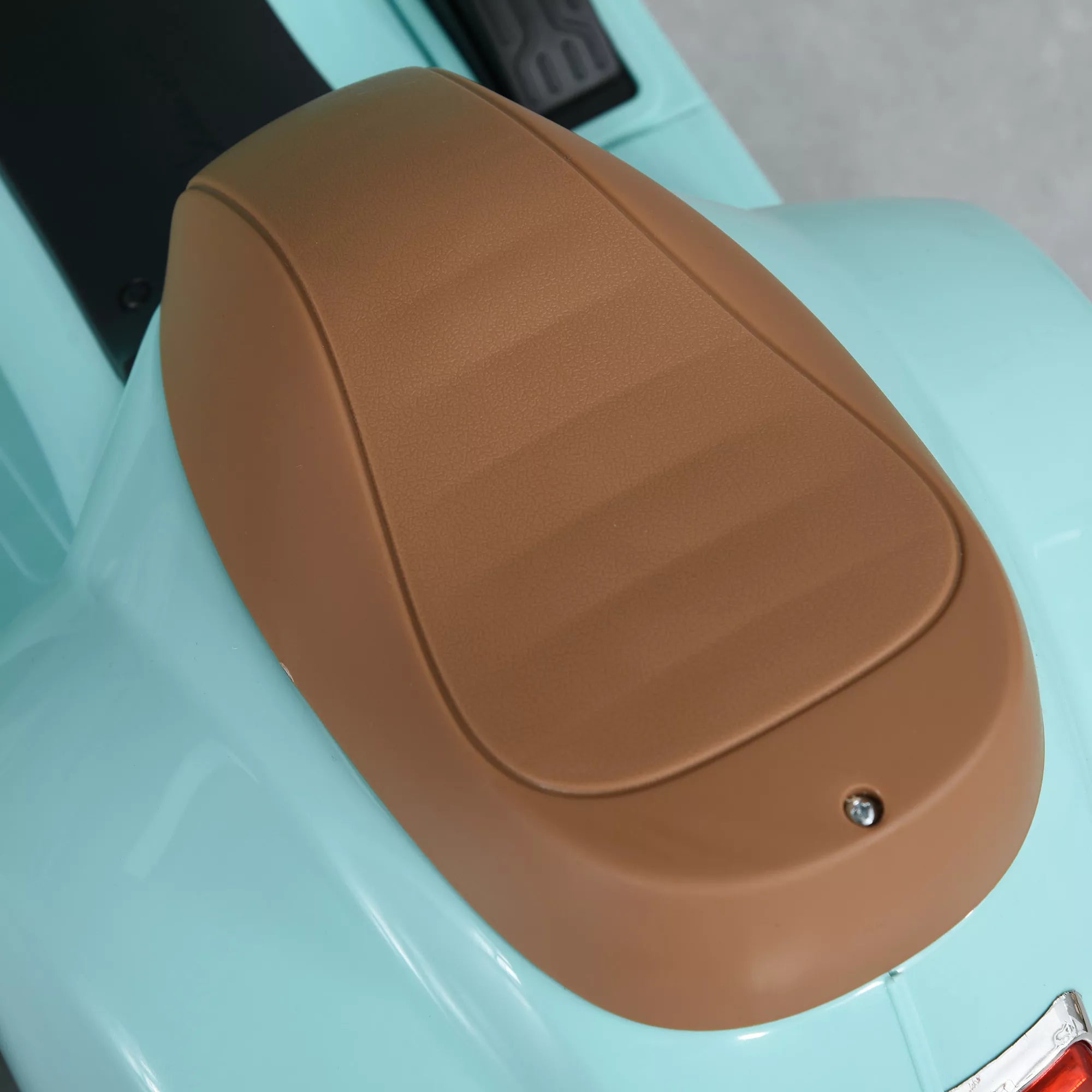 Rudos elektromotociklo sėdynės paviršiaus tekstūra iš arti