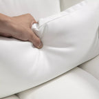 Moteris sėdi baltoje ergonominit biuro kėdėje su rankose laikydama nešiojamąjį kompiuterį