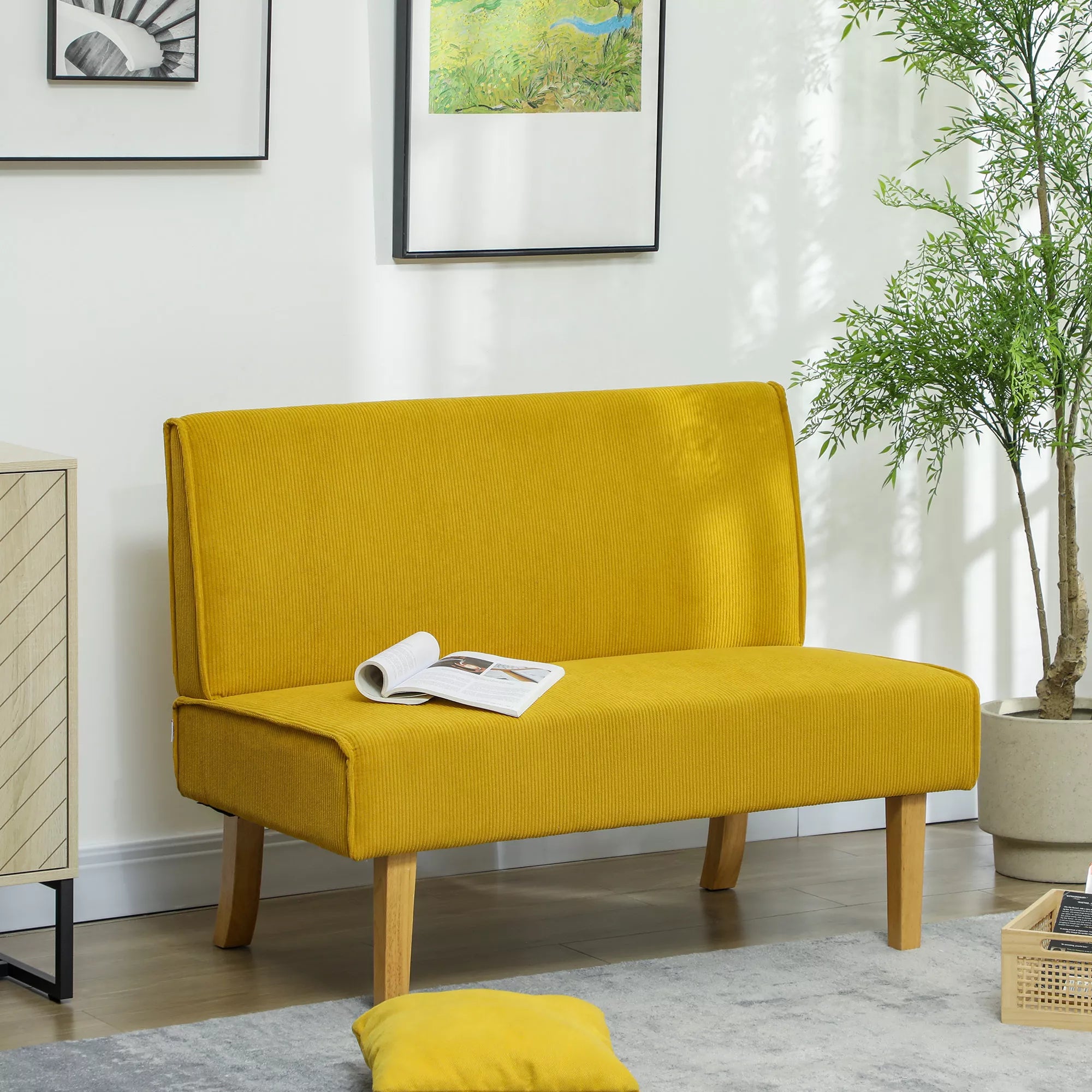 Dvivietė sofa su velveto apmušalu, storu paminkštinimu ir tvirtais mediniais kojomis, skirta svetainei, miegamajam, biurui, geltonos spalvos.