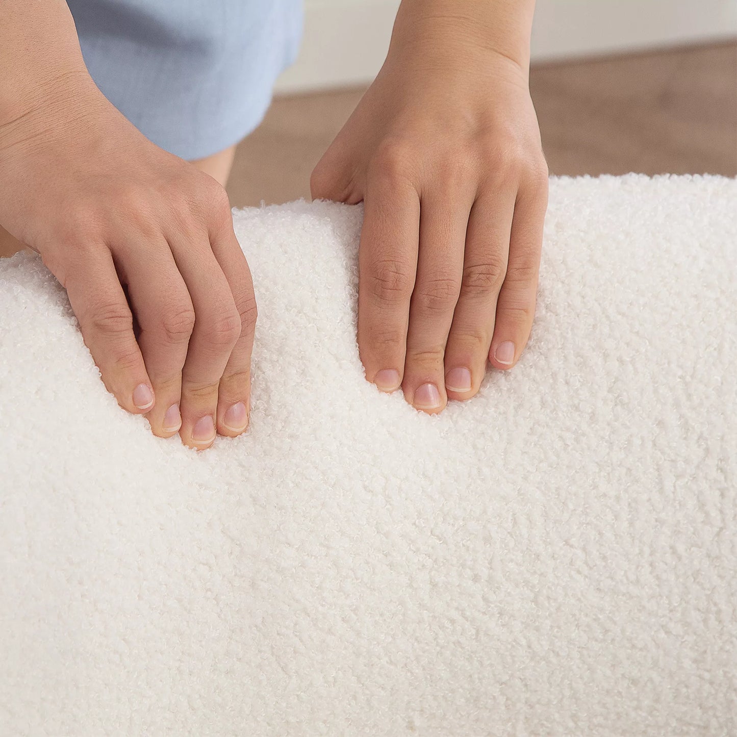 Modernus fotelis su vilnos audinio užvalkalu, akcentinis fotelis, fotelis su porankiais ir medinėmis kojomis, metaliniu rėmu, baltas