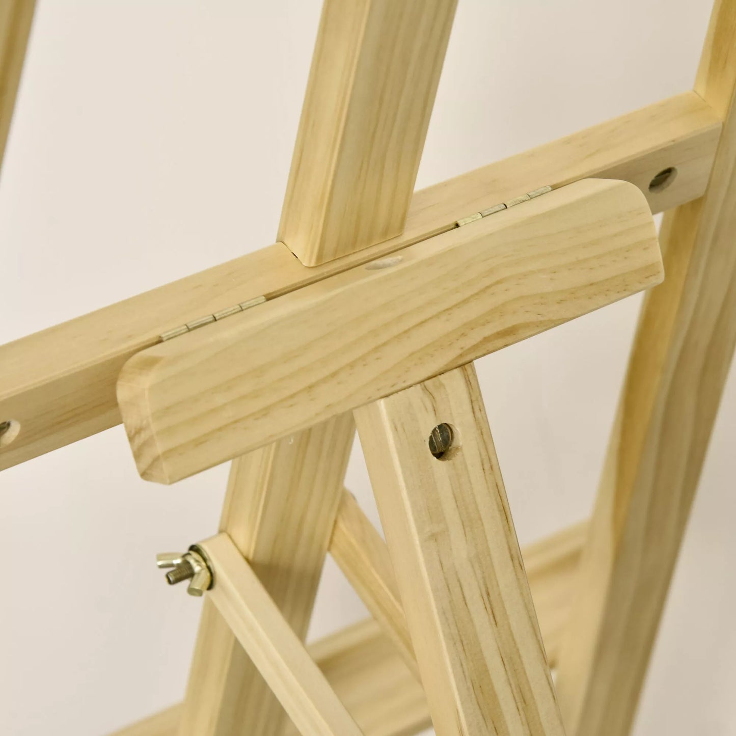 Medinis molbertas, 134,5 cm aukščio, skirtas iki 108 cm aukščio drobėms. Lauko, studijos molbertas tapybai, piešiniams, vestuvėms, parodoms. Natūralus medis.