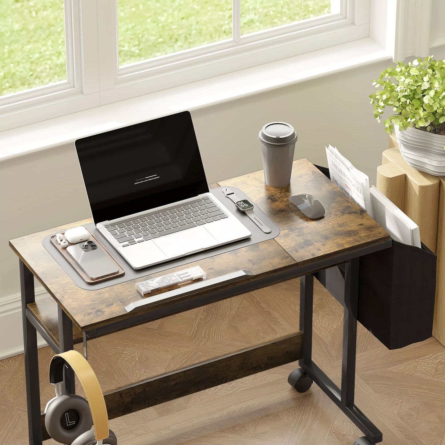 Reguliuojamo aukščio stovimas rašomasis stalas su pakreipiama stalviršiu, ratukais, laikymo lentyna, skirtas rašyti, skaityti, piešti, rudas