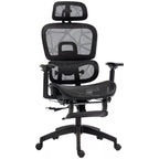 Juoda ergonominit biuro kėdė su tinkliniu atlošu, galvos atrama ir porankiais ant balto fono