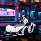 Berniukas sėdi baltame vaikų Lamborghini automobilyje naktiniame fone