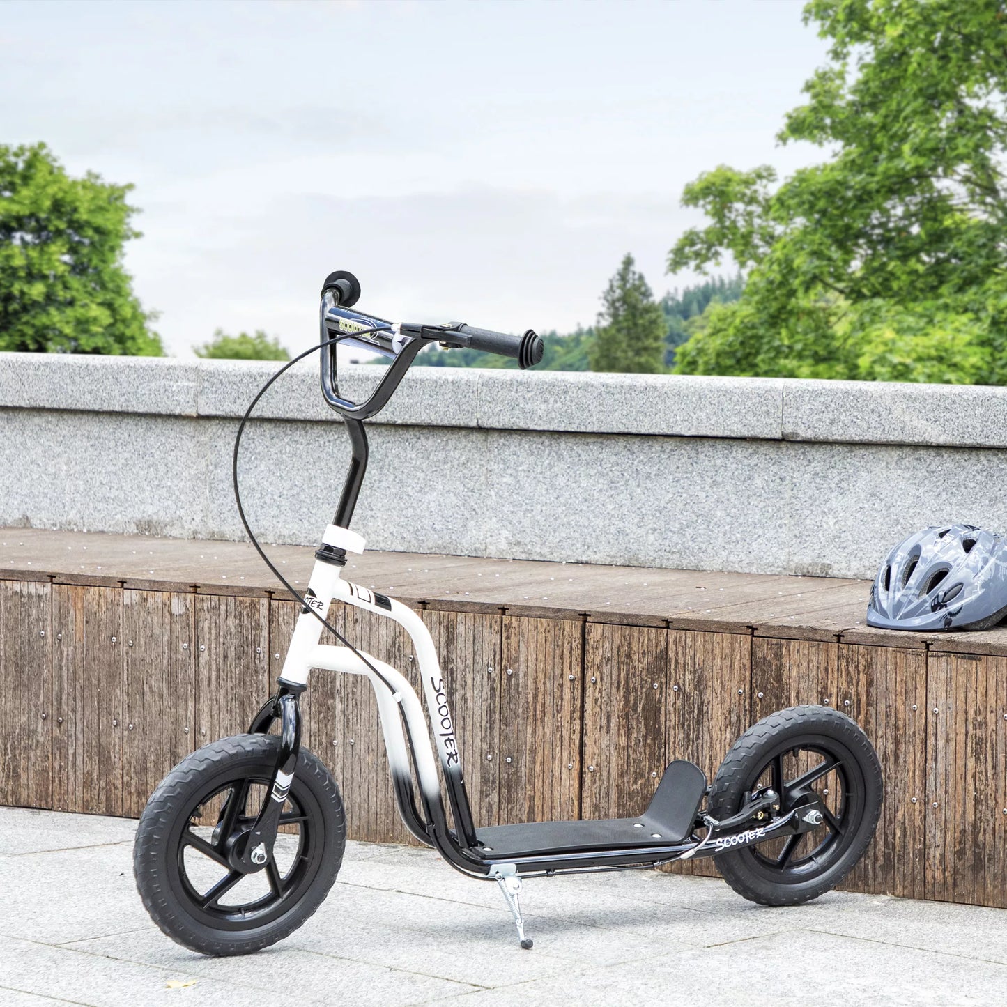 Vaikams skirtas paspirtukas su reguliuojamu vairu, dideliais ratais, stovėjimo atramėle, rankiniu stabdžiu, skirtas vaikams nuo 5 iki 12 metų, baltas.